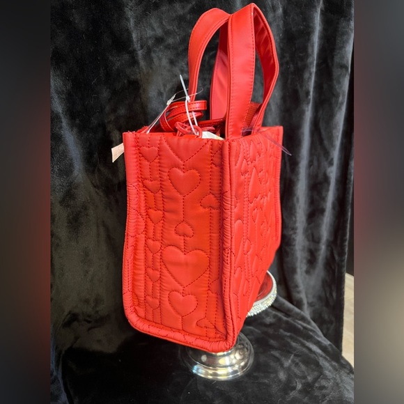 ❤️NWT-BETSEY JOHNSON, LUV BETSEY
RED QUILTED HEART TOTE WITH FUR BALL KEYCHAIN❤️ - Picture 7 of 12